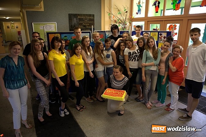 Zdjęcie w galerii na portalu naszwodzislaw.com: Tablica multimedialna oraz zestawy kulinarne trafiły w ręce gimnazjalistów ze śląskiego wiadomości z regionu