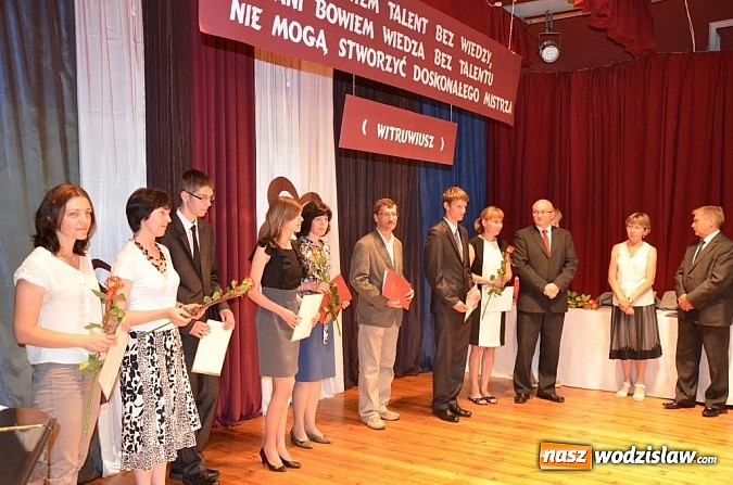 Zdjęcie w galerii na portalu naszwodzislaw.com: Wodzisławskie starostwo doceniło Złotych Absolwentów wiadomości z regionu