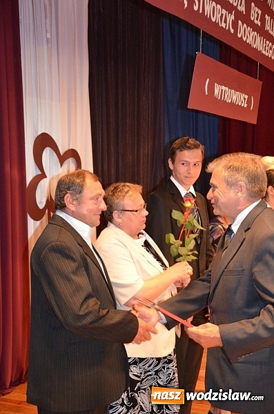 Zdjęcie w galerii na portalu naszwodzislaw.com: Wodzisławskie starostwo doceniło Złotych Absolwentów wiadomości z regionu