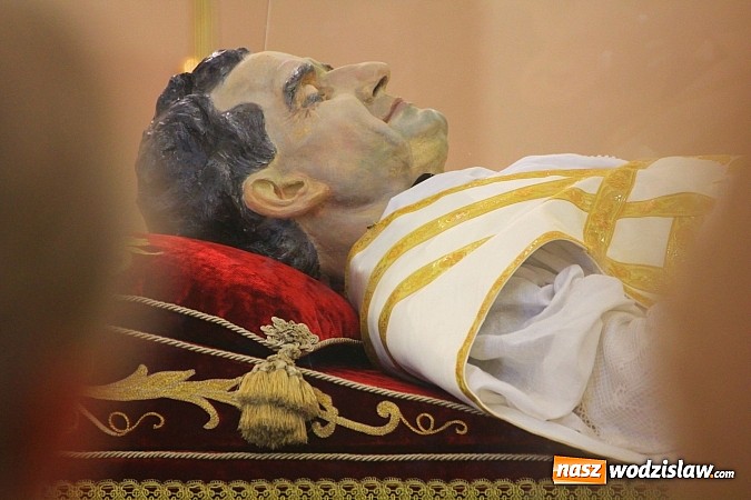 Zdjęcie w galerii na portalu naszwodzislaw.com: Modlą się przy relikwiach św. Jana Bosko wiadomości z regionu