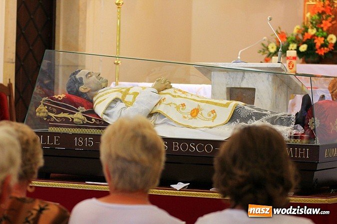 Zdjęcie w galerii na portalu naszwodzislaw.com: Modlą się przy relikwiach św. Jana Bosko wiadomości z regionu