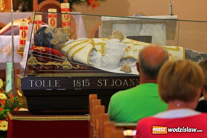 Zdjęcie w galerii na portalu naszwodzislaw.com: Modlą się przy relikwiach św. Jana Bosko wiadomości z regionu