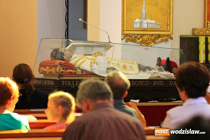 Zdjęcie w galerii na portalu naszwodzislaw.com: Modlą się przy relikwiach św. Jana Bosko wiadomości z regionu