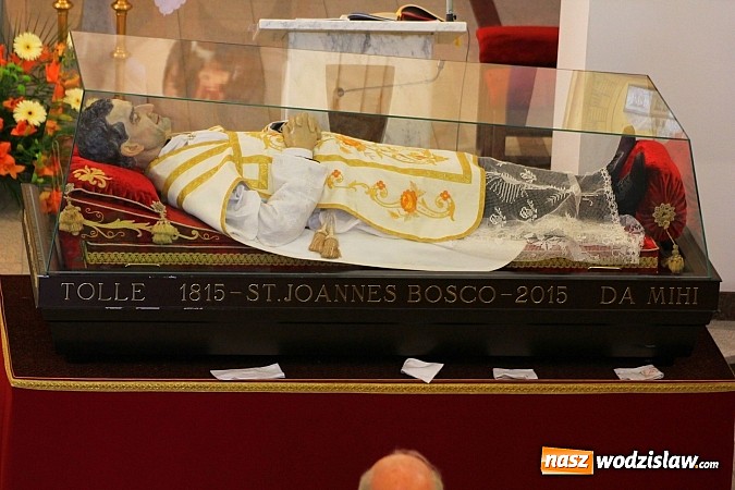 Zdjęcie w galerii na portalu naszwodzislaw.com: Modlą się przy relikwiach św. Jana Bosko wiadomości z regionu