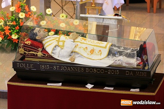 Zdjęcie w galerii na portalu naszwodzislaw.com: Modlą się przy relikwiach św. Jana Bosko wiadomości z regionu