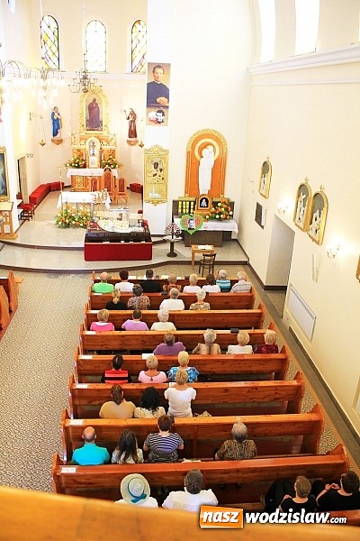 Zdjęcie w galerii na portalu naszwodzislaw.com: Modlą się przy relikwiach św. Jana Bosko wiadomości z regionu