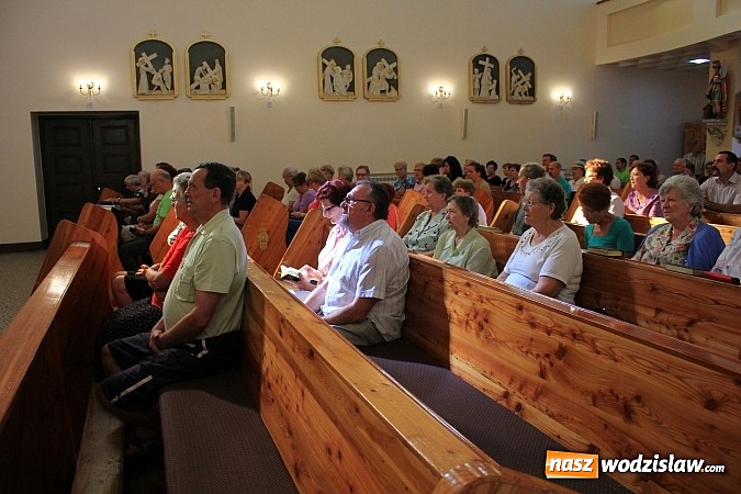 Zdjęcie w galerii na portalu naszwodzislaw.com: Modlą się przy relikwiach św. Jana Bosko wiadomości z regionu