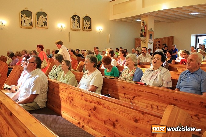 Zdjęcie w galerii na portalu naszwodzislaw.com: Modlą się przy relikwiach św. Jana Bosko wiadomości z regionu