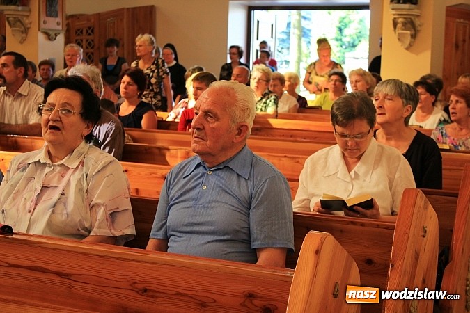Zdjęcie w galerii na portalu naszwodzislaw.com: Modlą się przy relikwiach św. Jana Bosko wiadomości z regionu