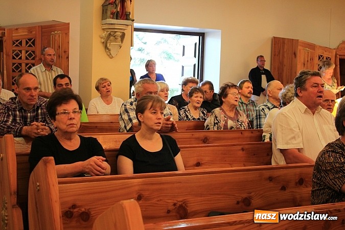 Zdjęcie w galerii na portalu naszwodzislaw.com: Modlą się przy relikwiach św. Jana Bosko wiadomości z regionu