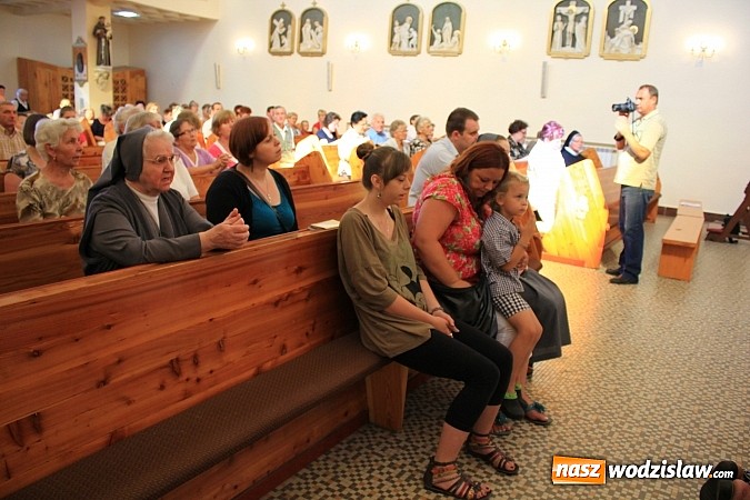 Zdjęcie w galerii na portalu naszwodzislaw.com: Modlą się przy relikwiach św. Jana Bosko wiadomości z regionu