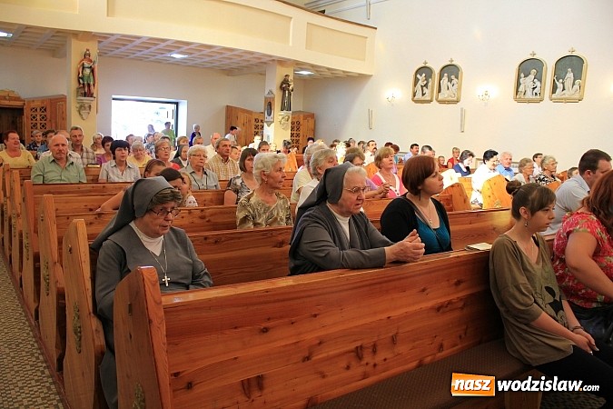 Zdjęcie w galerii na portalu naszwodzislaw.com: Modlą się przy relikwiach św. Jana Bosko wiadomości z regionu