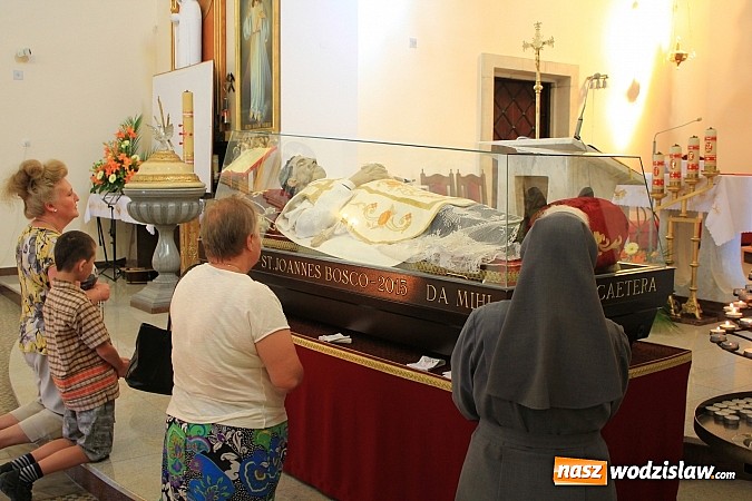 Zdjęcie w galerii na portalu naszwodzislaw.com: Modlą się przy relikwiach św. Jana Bosko wiadomości z regionu
