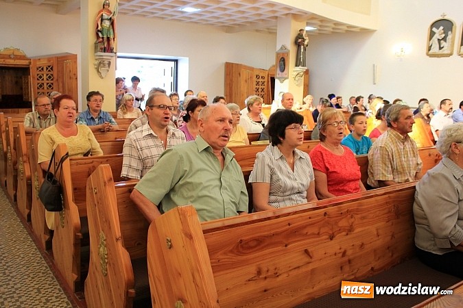 Zdjęcie w galerii na portalu naszwodzislaw.com: Modlą się przy relikwiach św. Jana Bosko wiadomości z regionu