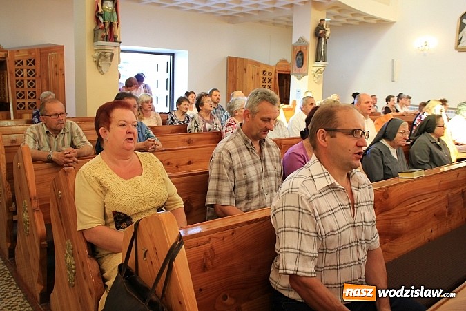 Zdjęcie w galerii na portalu naszwodzislaw.com: Modlą się przy relikwiach św. Jana Bosko wiadomości z regionu