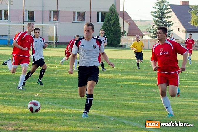 Zdjęcie w galerii na portalu naszwodzislaw.com: Mecz na szczycie dla Czarnych Gorzyce wiadomości z regionu