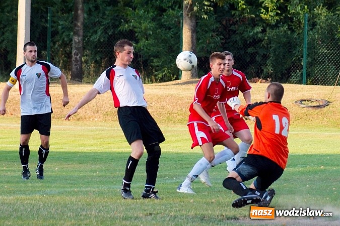 Zdjęcie w galerii na portalu naszwodzislaw.com: Mecz na szczycie dla Czarnych Gorzyce wiadomości z regionu