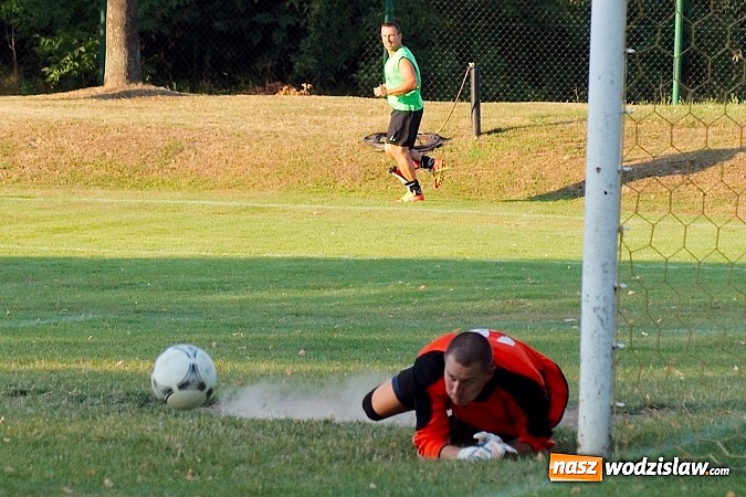 Zdjęcie w galerii na portalu naszwodzislaw.com: Mecz na szczycie dla Czarnych Gorzyce wiadomości z regionu