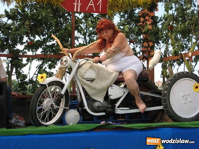 Zdjęcie w galerii na portalu naszwodzislaw.com: Jak maszyny w polu zawiodą, to gospodynie chętnie pomogą! wiadomości z regionu