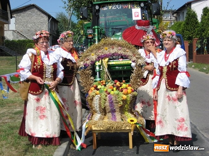 Zdjęcie w galerii na portalu naszwodzislaw.com: Jak maszyny w polu zawiodą, to gospodynie chętnie pomogą! wiadomości z regionu