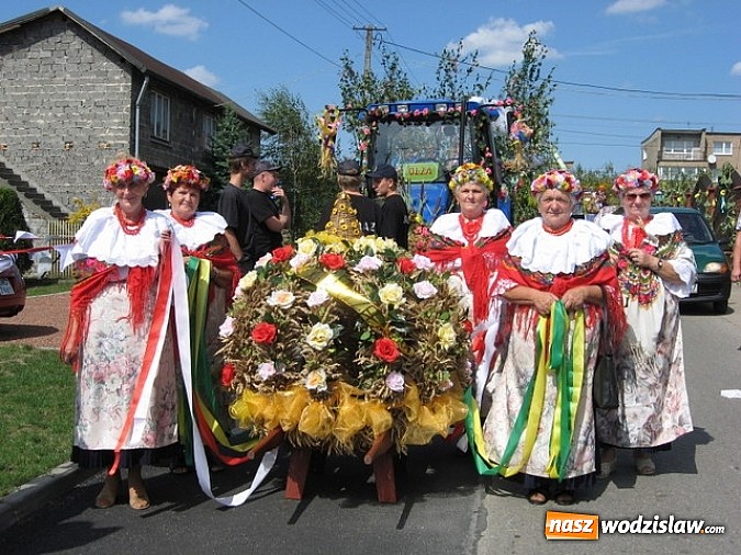 Zdjęcie w galerii na portalu naszwodzislaw.com: Jak maszyny w polu zawiodą, to gospodynie chętnie pomogą! wiadomości z regionu