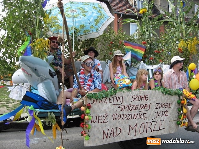 Zdjęcie w galerii na portalu naszwodzislaw.com: Jak maszyny w polu zawiodą, to gospodynie chętnie pomogą! wiadomości z regionu