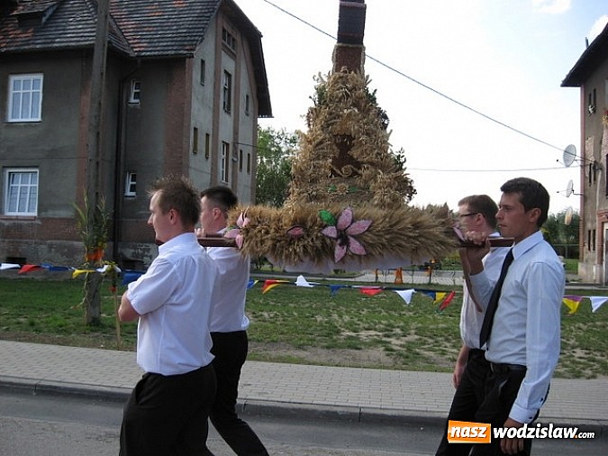 Zdjęcie w galerii na portalu naszwodzislaw.com: Jak maszyny w polu zawiodą, to gospodynie chętnie pomogą! wiadomości z regionu