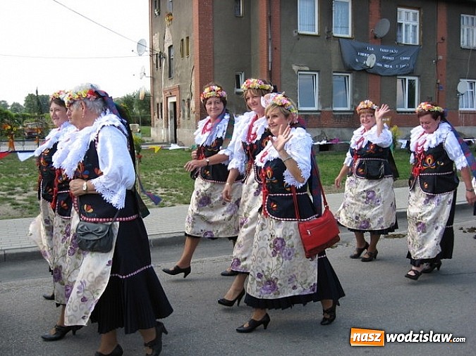 Zdjęcie w galerii na portalu naszwodzislaw.com: Jak maszyny w polu zawiodą, to gospodynie chętnie pomogą! wiadomości z regionu