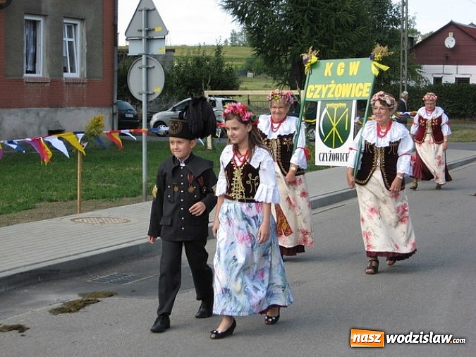 Zdjęcie w galerii na portalu naszwodzislaw.com: Jak maszyny w polu zawiodą, to gospodynie chętnie pomogą! wiadomości z regionu