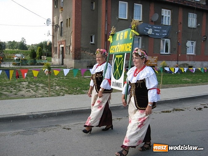 Zdjęcie w galerii na portalu naszwodzislaw.com: Jak maszyny w polu zawiodą, to gospodynie chętnie pomogą! wiadomości z regionu