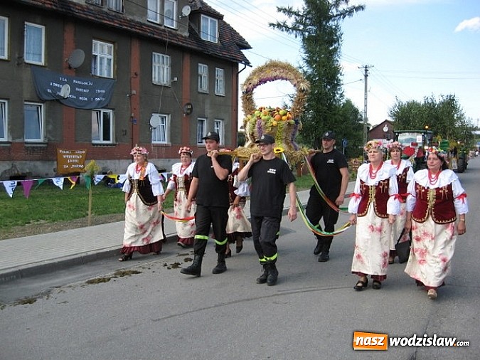 Zdjęcie w galerii na portalu naszwodzislaw.com: Jak maszyny w polu zawiodą, to gospodynie chętnie pomogą! wiadomości z regionu