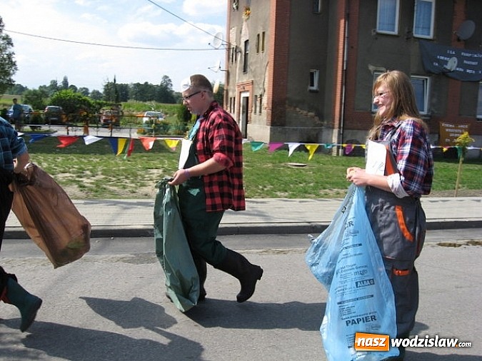 Zdjęcie w galerii na portalu naszwodzislaw.com: Jak maszyny w polu zawiodą, to gospodynie chętnie pomogą! wiadomości z regionu