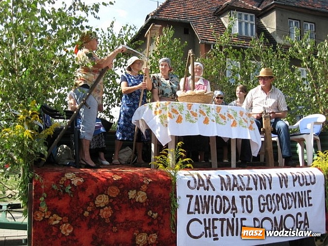 Zdjęcie w galerii na portalu naszwodzislaw.com: Jak maszyny w polu zawiodą, to gospodynie chętnie pomogą! wiadomości z regionu