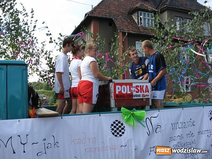 Zdjęcie w galerii na portalu naszwodzislaw.com: Jak maszyny w polu zawiodą, to gospodynie chętnie pomogą! wiadomości z regionu
