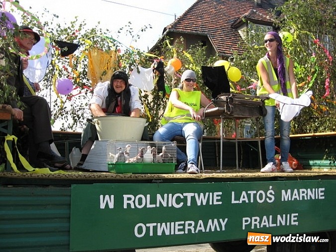 Zdjęcie w galerii na portalu naszwodzislaw.com: Jak maszyny w polu zawiodą, to gospodynie chętnie pomogą! wiadomości z regionu