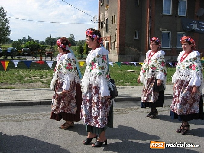 Zdjęcie w galerii na portalu naszwodzislaw.com: Jak maszyny w polu zawiodą, to gospodynie chętnie pomogą! wiadomości z regionu