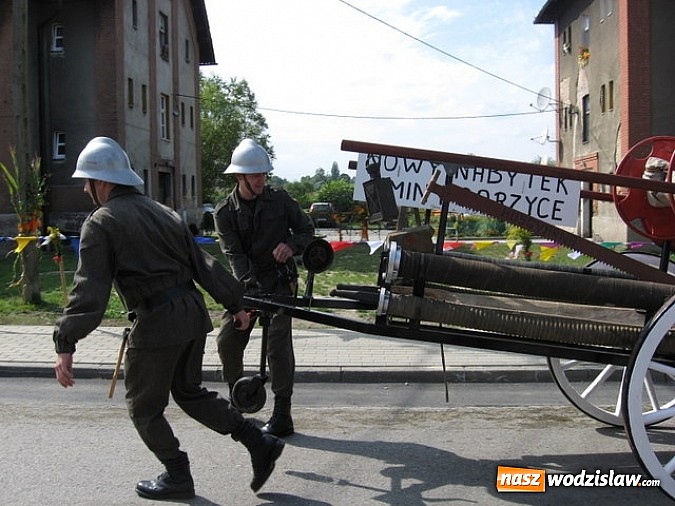 Zdjęcie w galerii na portalu naszwodzislaw.com: Jak maszyny w polu zawiodą, to gospodynie chętnie pomogą! wiadomości z regionu
