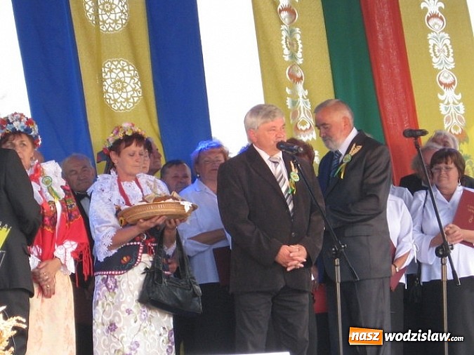 Zdjęcie w galerii na portalu naszwodzislaw.com: Jak maszyny w polu zawiodą, to gospodynie chętnie pomogą! wiadomości z regionu