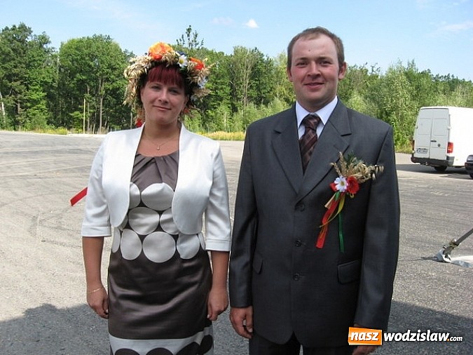 Zdjęcie w galerii na portalu naszwodzislaw.com: Jak maszyny w polu zawiodą, to gospodynie chętnie pomogą! wiadomości z regionu