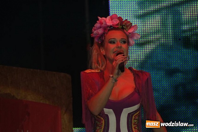 Zdjęcie w galerii na portalu naszwodzislaw.com: Doda i Teresa Werner przyciągnęły tłumy wiadomości z regionu