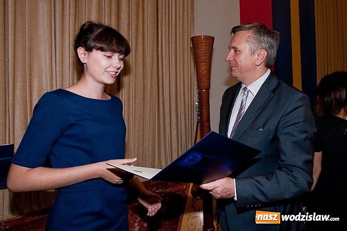 Zdjęcie w galerii na portalu naszwodzislaw.com: Stypendia dla najlepszych uczniów i słuchaczy wiadomości z regionu
