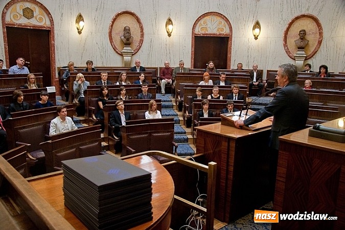 Zdjęcie w galerii na portalu naszwodzislaw.com: Stypendia dla najlepszych uczniów i słuchaczy wiadomości z regionu