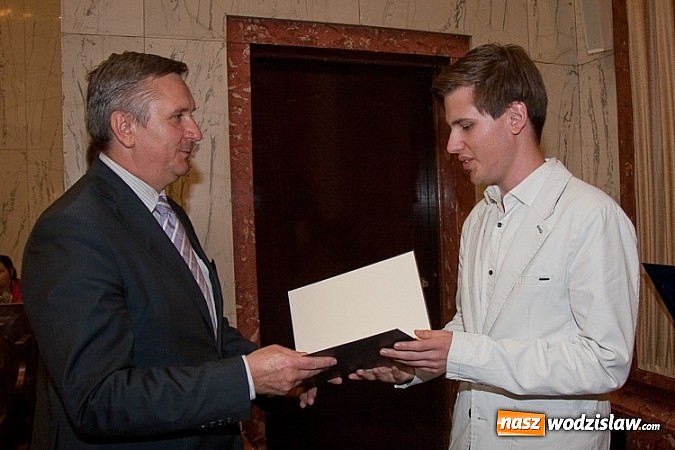 Zdjęcie w galerii na portalu naszwodzislaw.com: Stypendia dla najlepszych uczniów i słuchaczy wiadomości z regionu