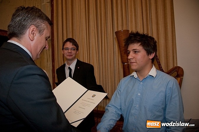 Zdjęcie w galerii na portalu naszwodzislaw.com: Stypendia dla najlepszych uczniów i słuchaczy wiadomości z regionu