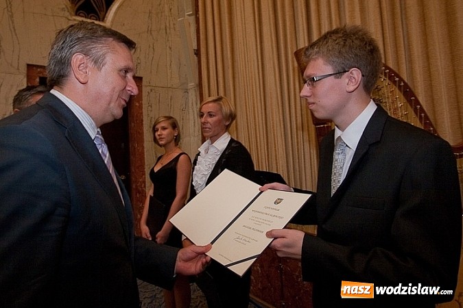Zdjęcie w galerii na portalu naszwodzislaw.com: Stypendia dla najlepszych uczniów i słuchaczy wiadomości z regionu