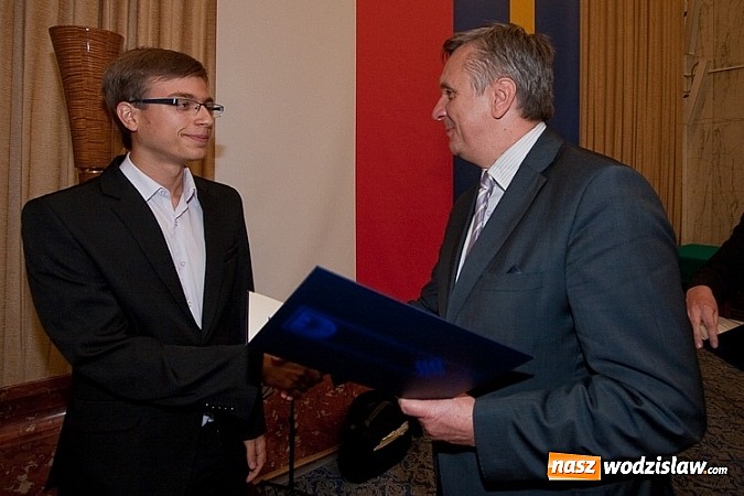 Zdjęcie w galerii na portalu naszwodzislaw.com: Stypendia dla najlepszych uczniów i słuchaczy wiadomości z regionu