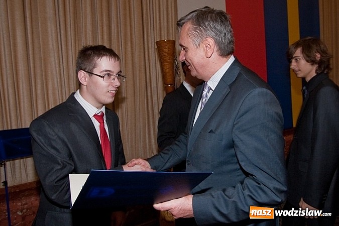 Zdjęcie w galerii na portalu naszwodzislaw.com: Stypendia dla najlepszych uczniów i słuchaczy wiadomości z regionu