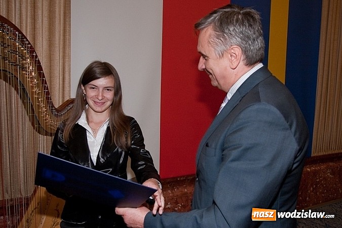 Zdjęcie w galerii na portalu naszwodzislaw.com: Stypendia dla najlepszych uczniów i słuchaczy wiadomości z regionu