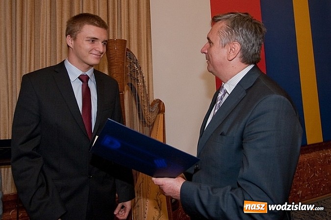 Zdjęcie w galerii na portalu naszwodzislaw.com: Stypendia dla najlepszych uczniów i słuchaczy wiadomości z regionu