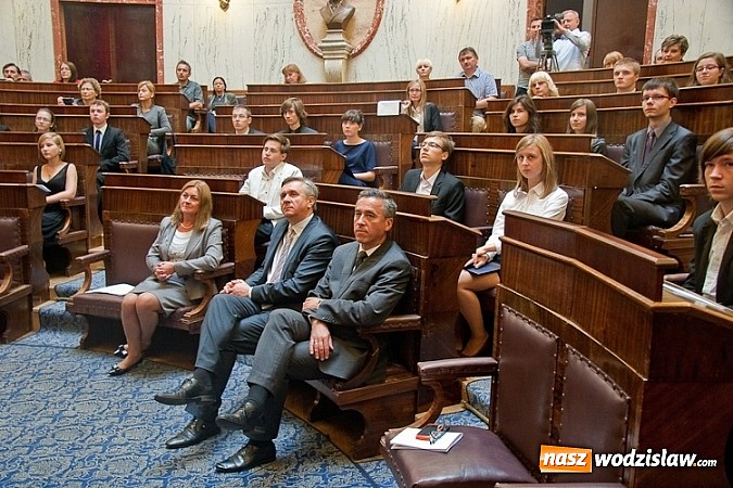 Zdjęcie w galerii na portalu naszwodzislaw.com: Stypendia dla najlepszych uczniów i słuchaczy wiadomości z regionu